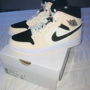 Air Jordan 1 MID